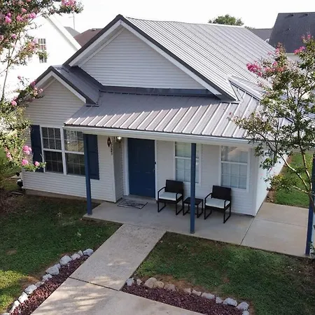 Modern 3 Bedroom Boro Home In Quiet Neighborhood